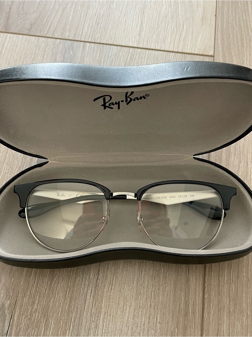 Ray-Ban Clubmaster Glasses in Black and Silver Tone